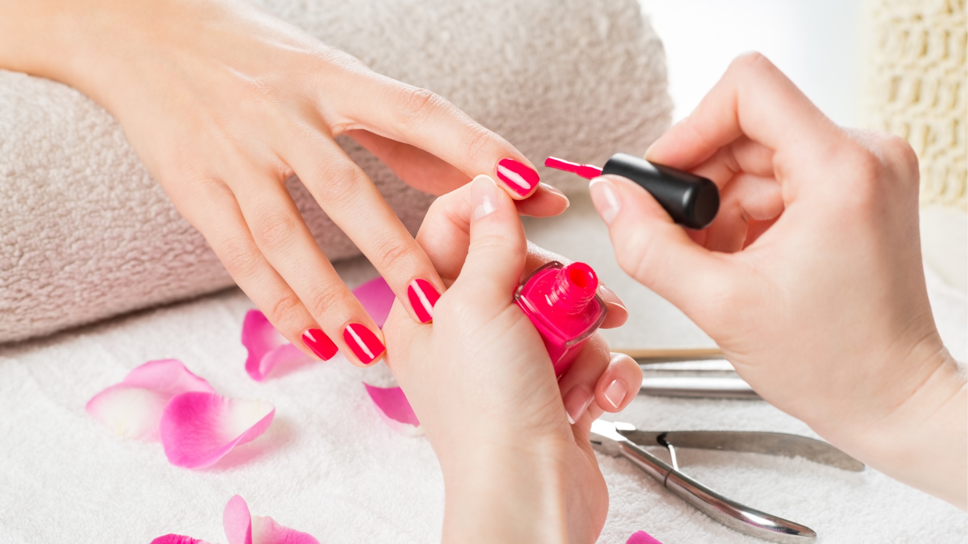 Tiết lộ 4 cách làm sơn móng tay nhanh khô hiệu quả 2023 - Spa & Beauty Salon